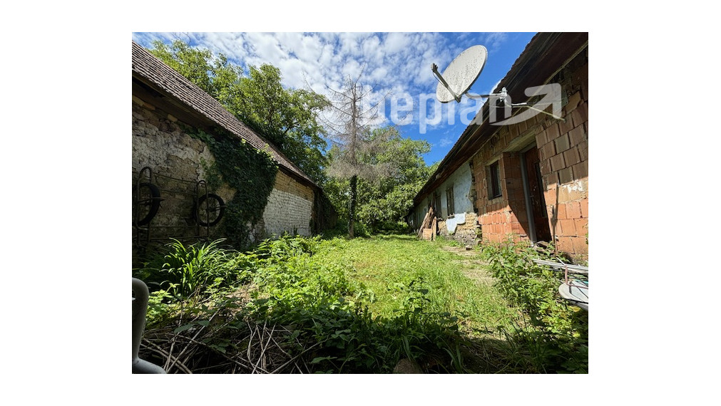 Rodinný dom s veľkorysým pozemkom.