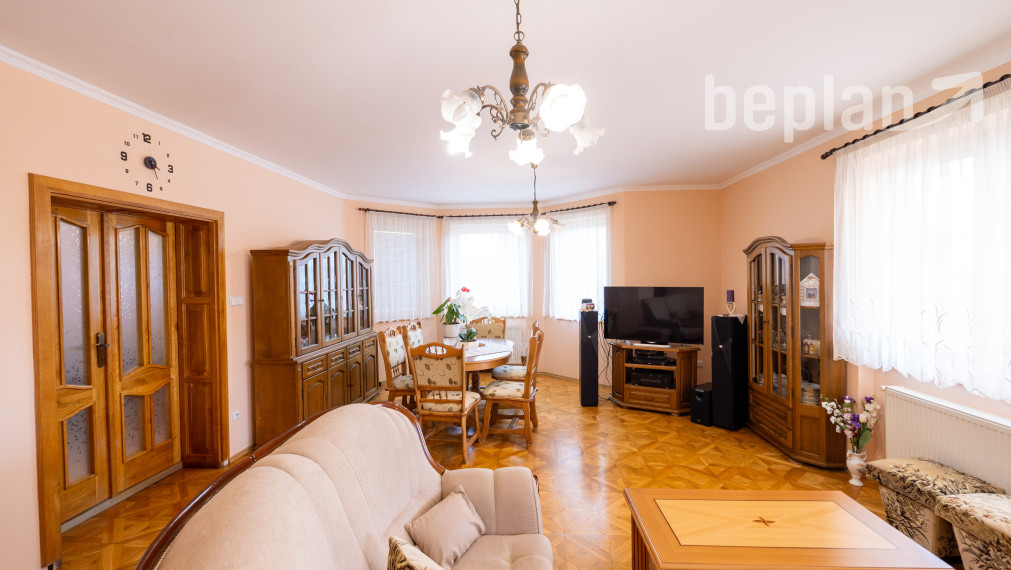 Na predaj dvojgeneračný rodinný dom s bazénom v Gabčíkove