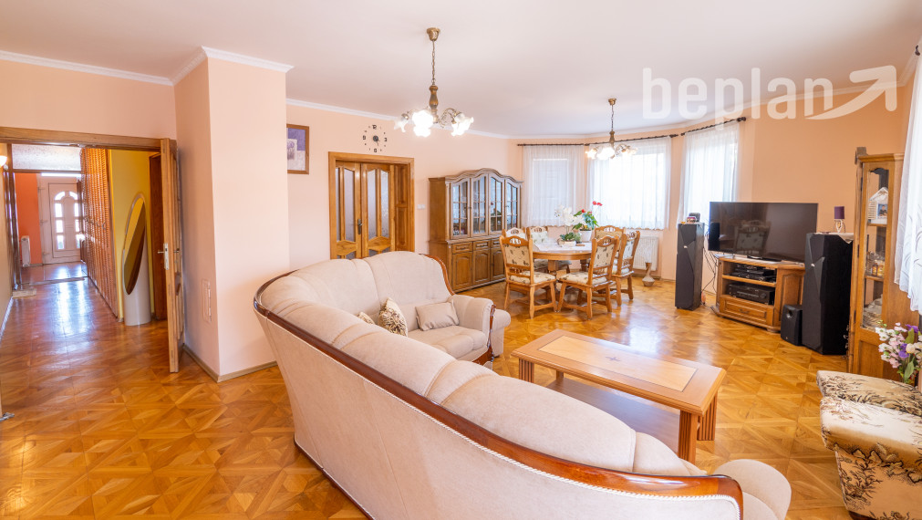 Na predaj dvojgeneračný rodinný dom s bazénom v Gabčíkove