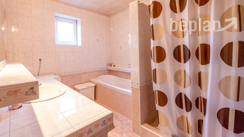 Na predaj dvojgeneračný rodinný dom s bazénom v Gabčíkove