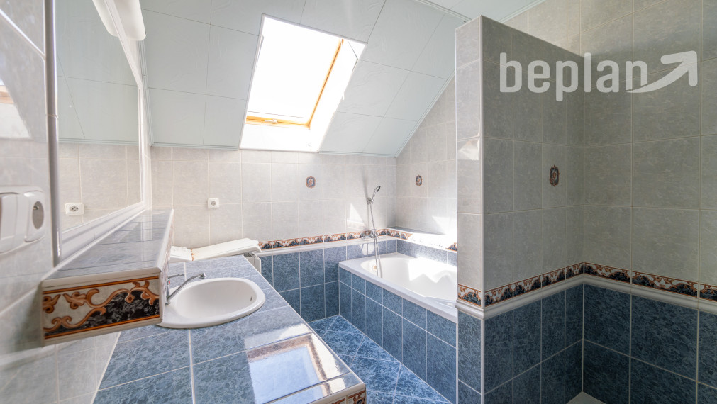 Na predaj dvojgeneračný rodinný dom s bazénom v Gabčíkove