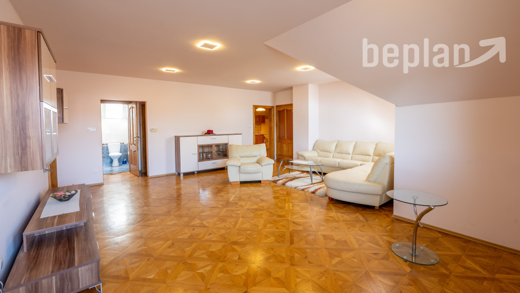 Na predaj dvojgeneračný rodinný dom s bazénom v Gabčíkove