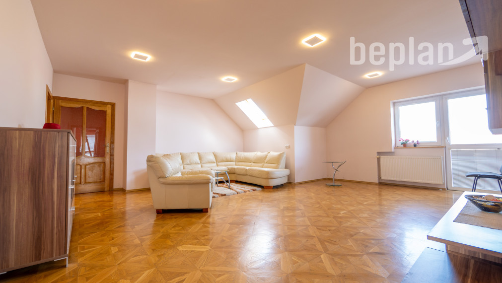 Na predaj dvojgeneračný rodinný dom s bazénom v Gabčíkove