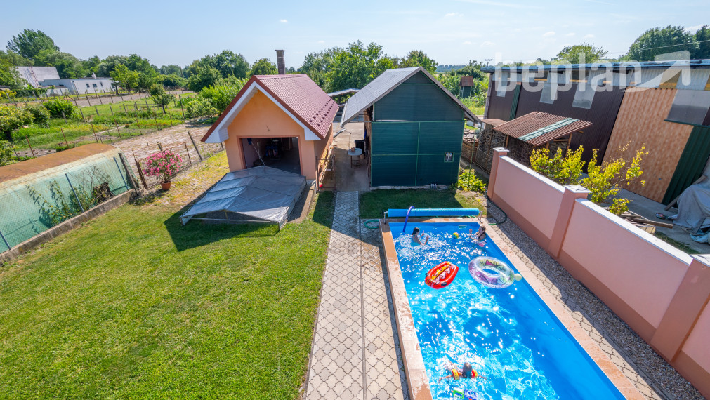 Na predaj dvojgeneračný rodinný dom s bazénom v Gabčíkove