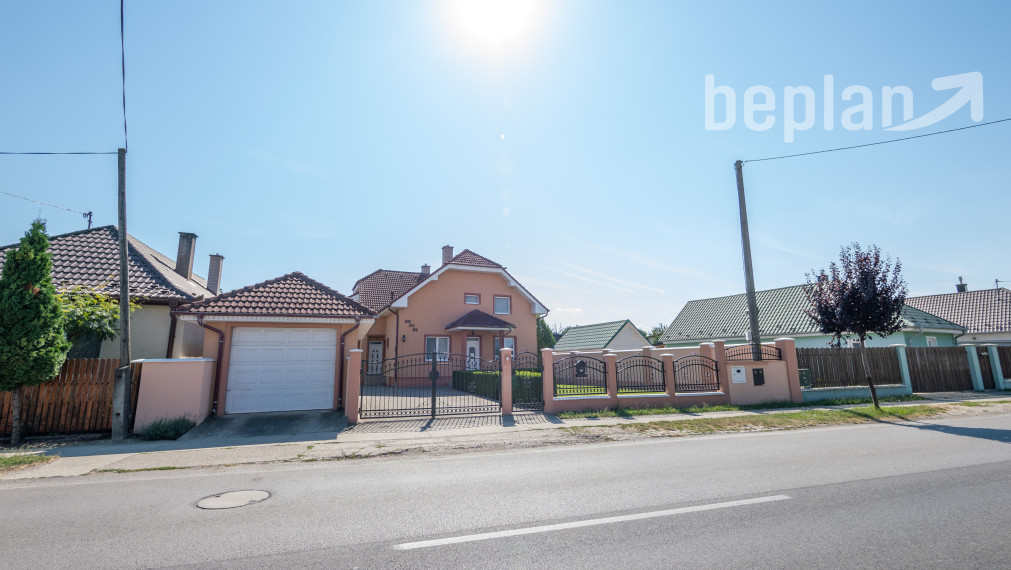 Na predaj dvojgeneračný rodinný dom s bazénom v Gabčíkove