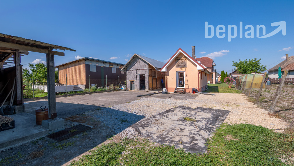 Na predaj dvojgeneračný rodinný dom s bazénom v Gabčíkove