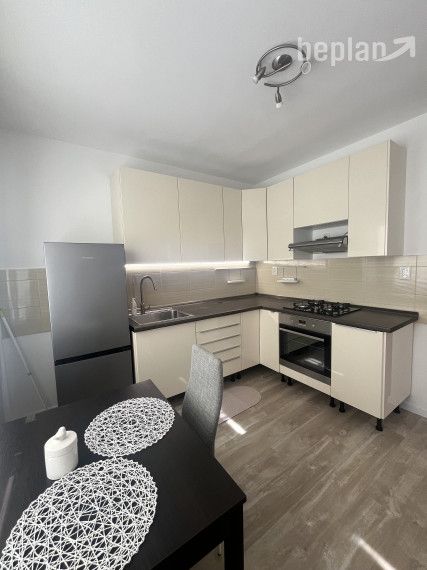 Na prenájom priestranný 1-izbový byt v lokalite Ľadoveň