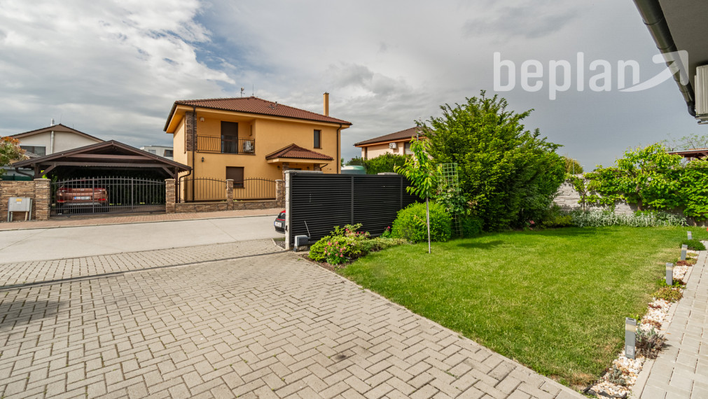 Na predaj 4-izbový rodinný dom s terasou v lokalite Tri vody - Malinovo