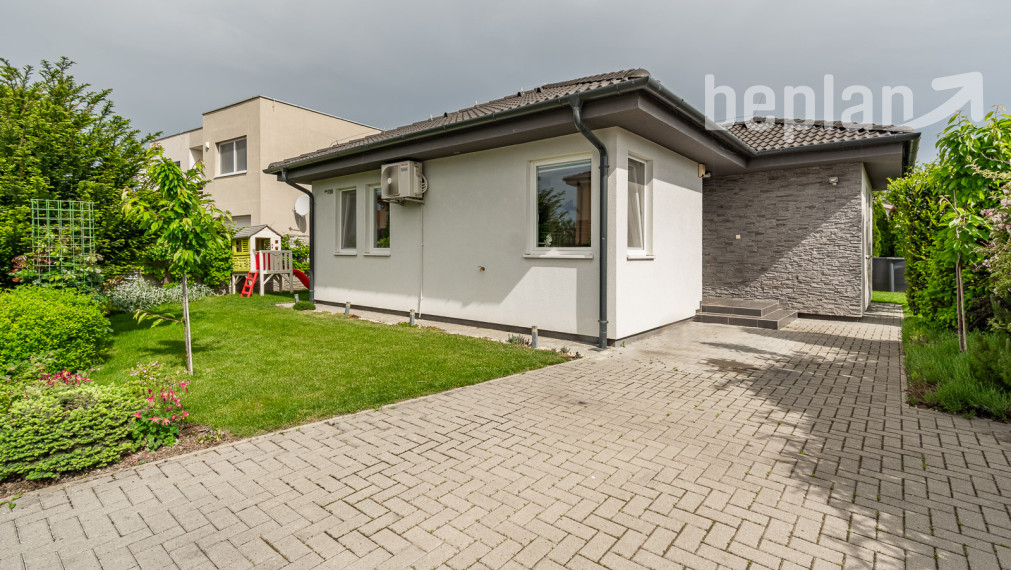 Na predaj 4-izbový rodinný dom s terasou v lokalite Tri vody - Malinovo