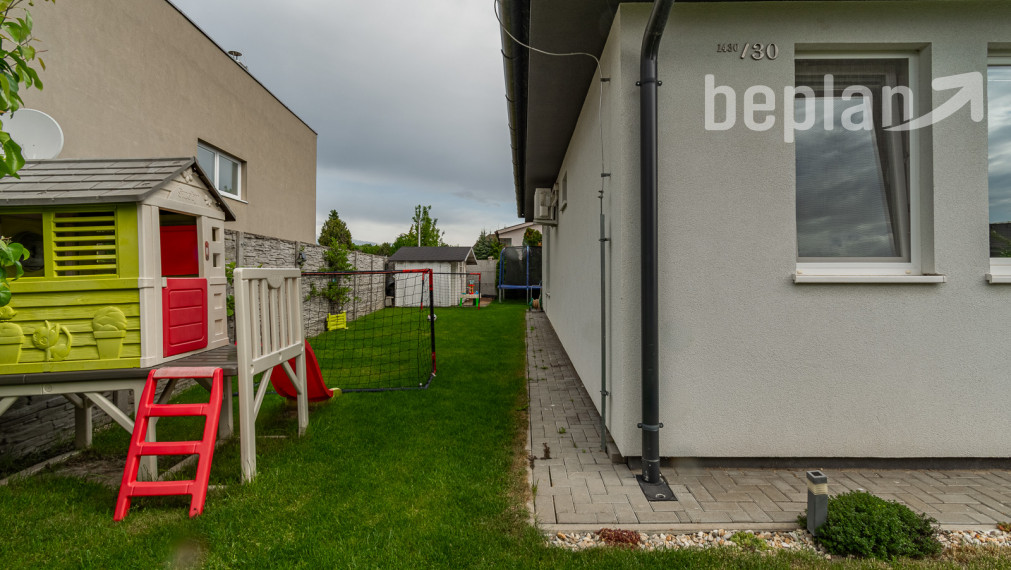 Na predaj 4-izbový rodinný dom s terasou v lokalite Tri vody - Malinovo