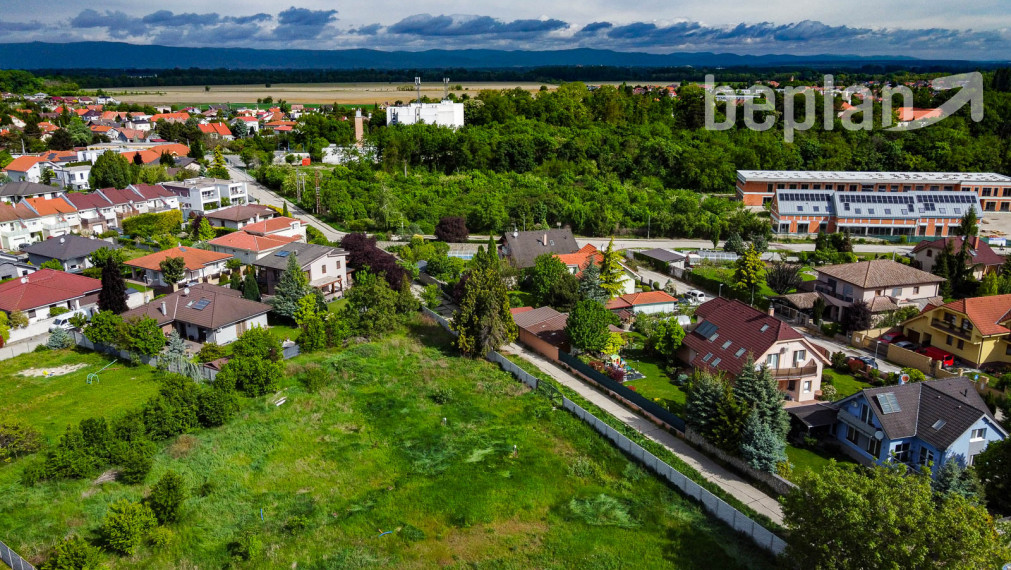 Na predaj 4-izbový rodinný dom s terasou v lokalite Tri vody - Malinovo