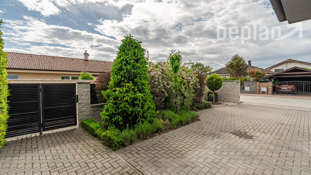 Na predaj 4-izbový rodinný dom s terasou v lokalite Tri vody - Malinovo