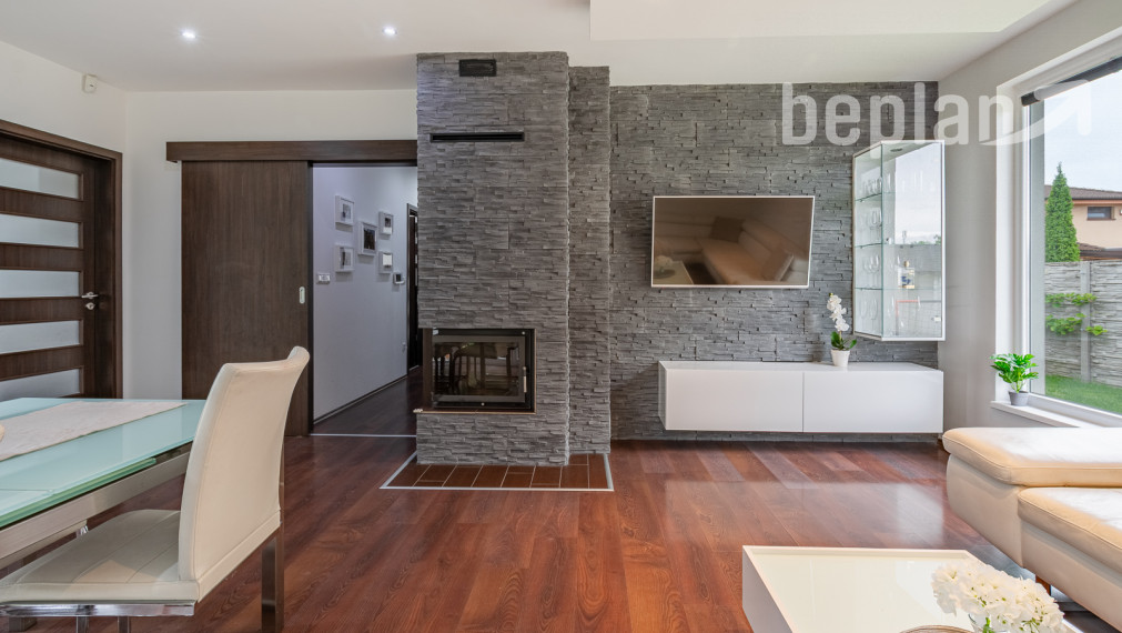 Na predaj 4-izbový rodinný dom s terasou v lokalite Tri vody - Malinovo