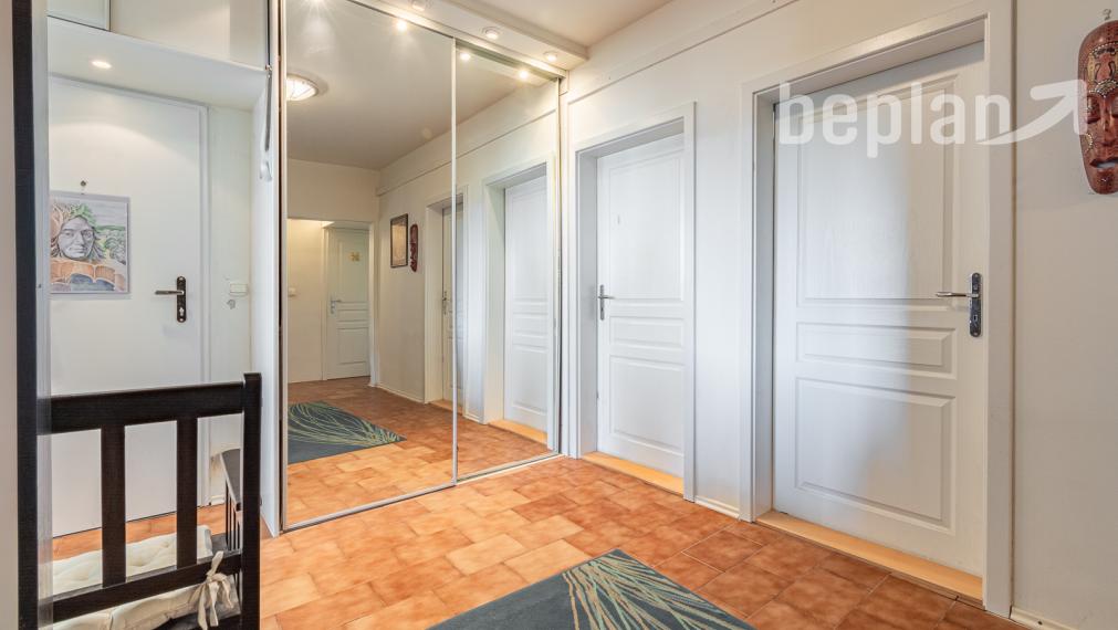 Na predaj priestranný 4-izbový byt na Bzovíckej v Petržalke