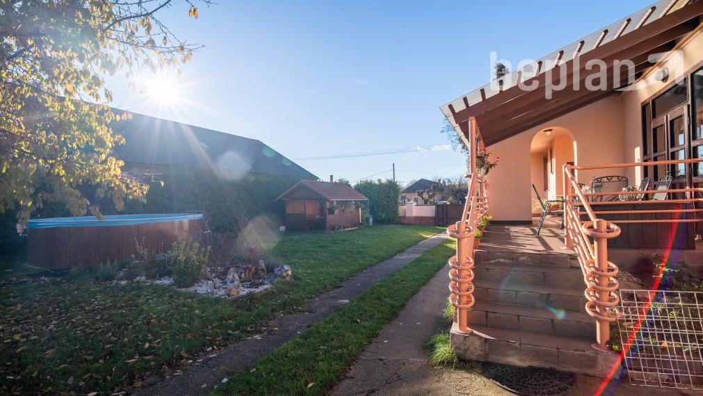 Na predaj dva rodinné domy na jednom pozemku v Krásnohorskom Podhradí