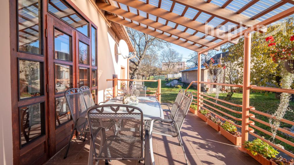 Na predaj dva rodinné domy na jednom pozemku v Krásnohorskom Podhradí