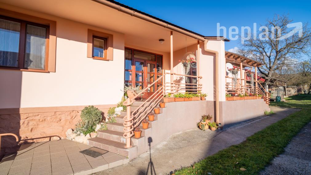 Na predaj dva rodinné domy na jednom pozemku v Krásnohorskom Podhradí