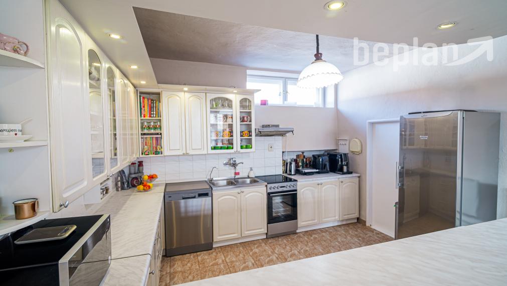 Na predaj dva rodinné domy na jednom pozemku v Krásnohorskom Podhradí