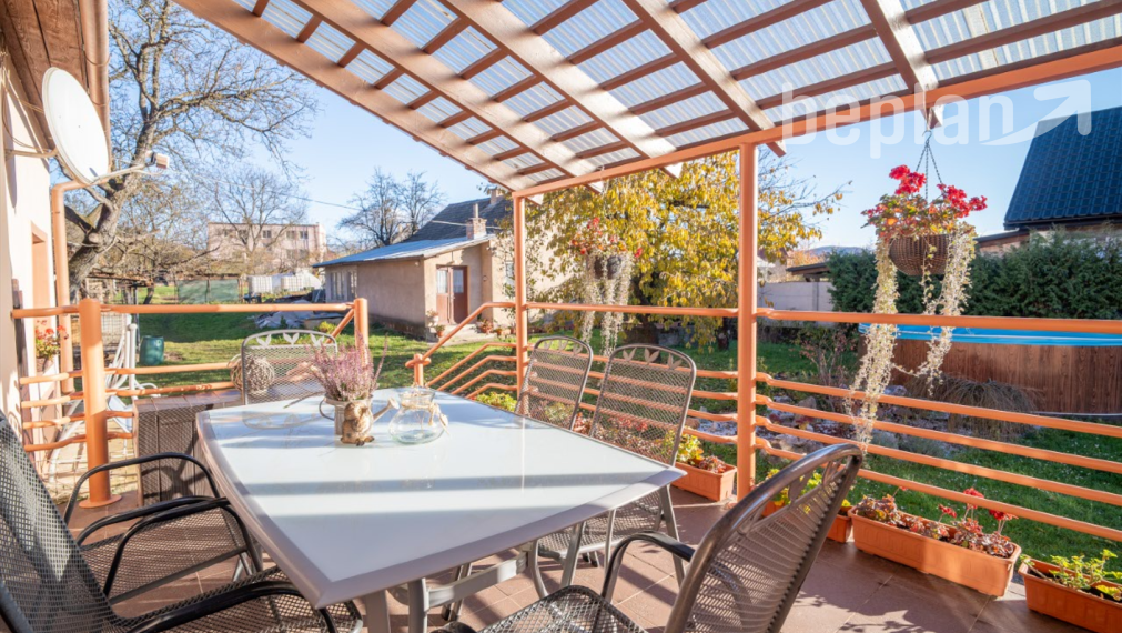 Na predaj dva rodinné domy na jednom pozemku v Krásnohorskom Podhradí