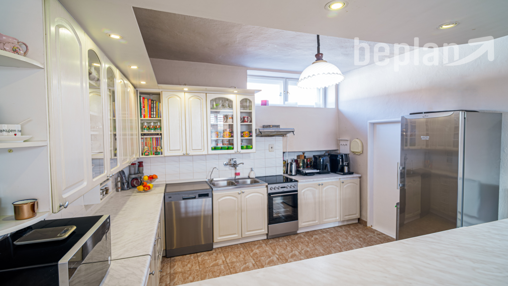 Na predaj dva rodinné domy na jednom pozemku v Krásnohorskom Podhradí