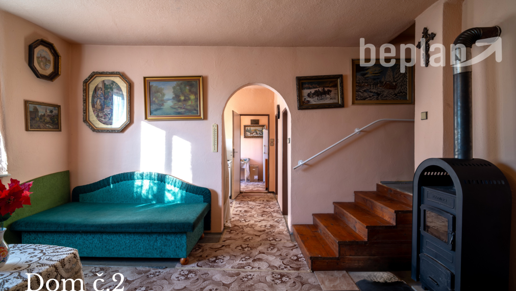 Na predaj dva rodinné domy na jednom pozemku v Krásnohorskom Podhradí