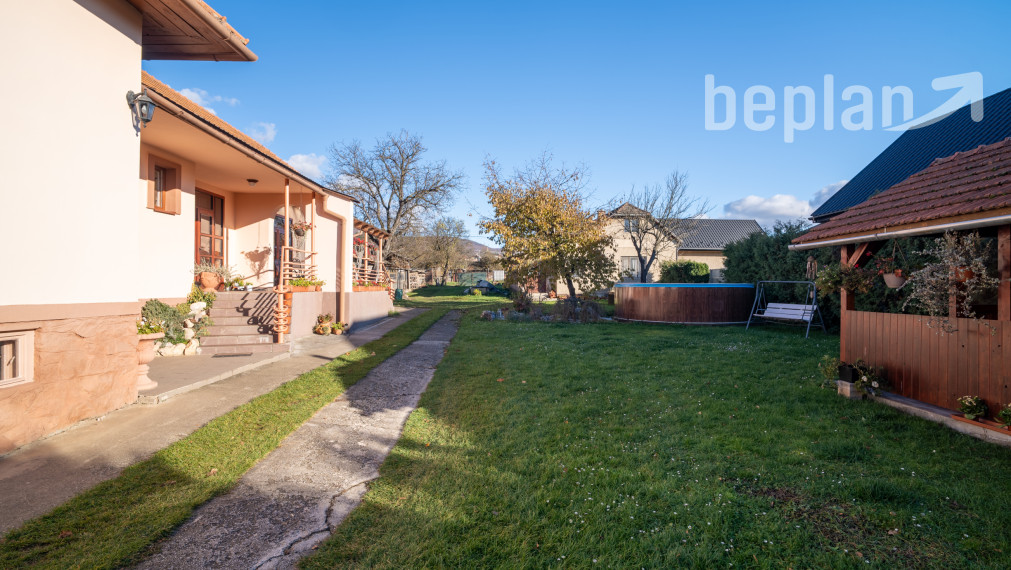 Na predaj dva rodinné domy na jednom pozemku v Krásnohorskom Podhradí