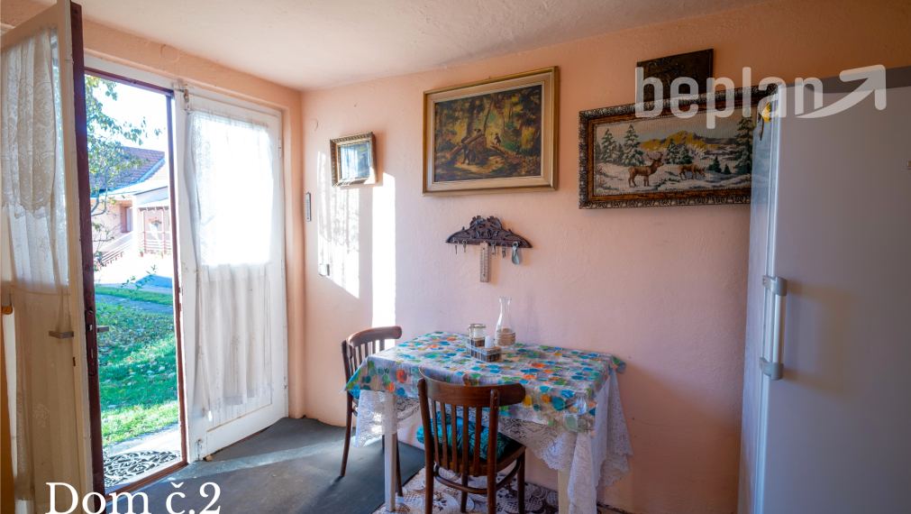 Na predaj dva rodinné domy na jednom pozemku v Krásnohorskom Podhradí