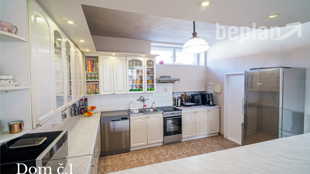 Na predaj dva rodinné domy na jednom pozemku v Krásnohorskom Podhradí