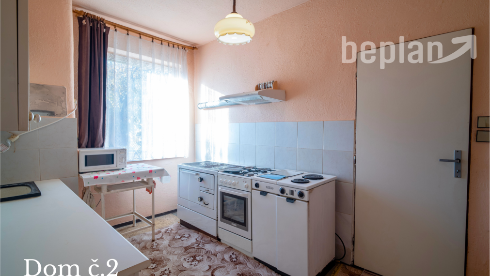 Na predaj dva rodinné domy na jednom pozemku v Krásnohorskom Podhradí