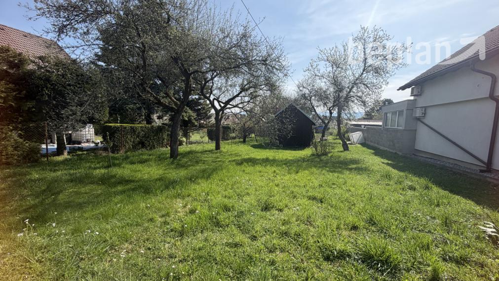 Na predaj slnečný rovinatý pozemok v lokalite Martin-Podháj