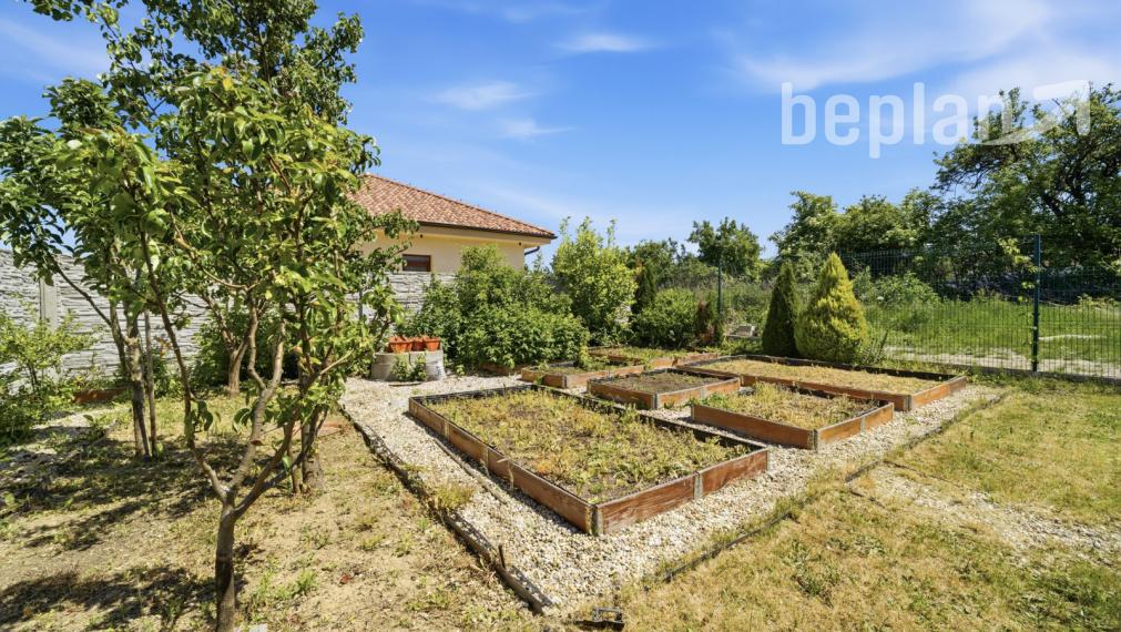 Na predaj moderný rodinný dom s bazénom v obci Jablonové