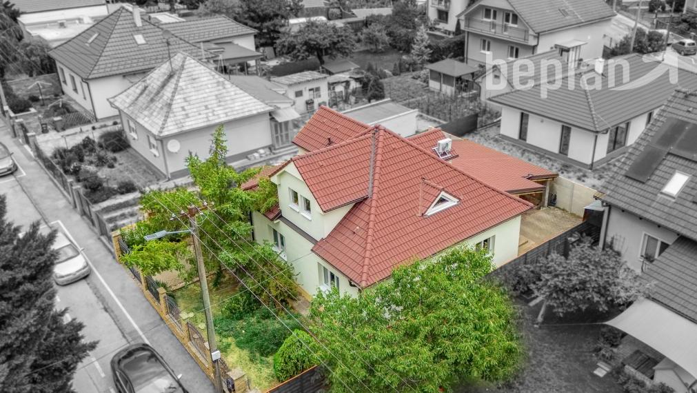 Na predaj priestranný 6-izbový rodinný dom v Senci