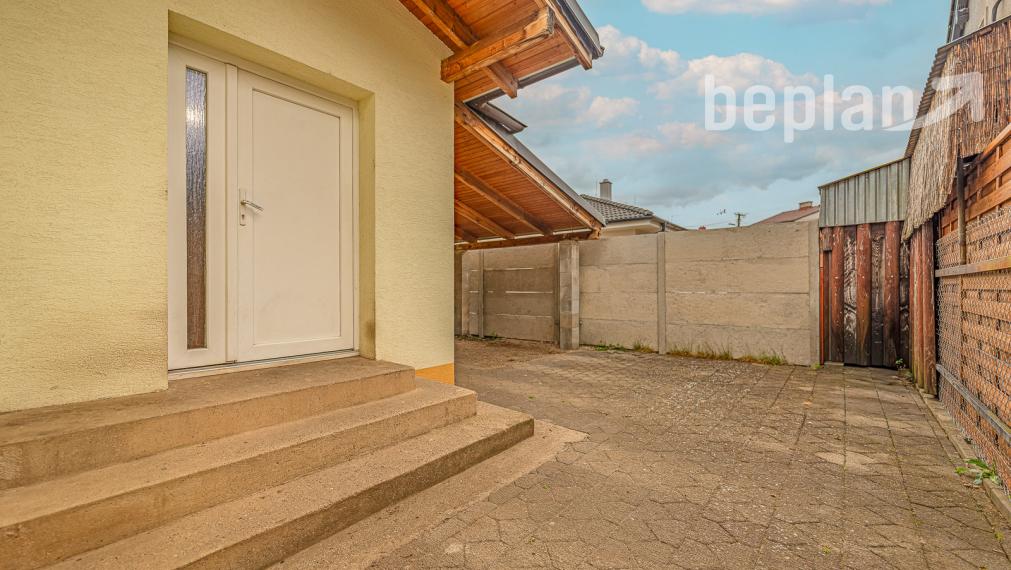 Na predaj priestranný 6-izbový rodinný dom v Senci