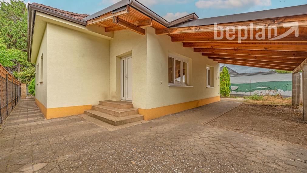 Na predaj priestranný 6-izbový rodinný dom v Senci