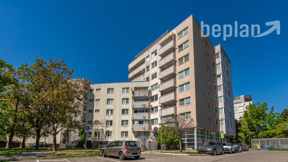 Na predaj priestranný klimatizovaný 2 izbový byt s krásnym výhľadom a pivnicou v Bratislave