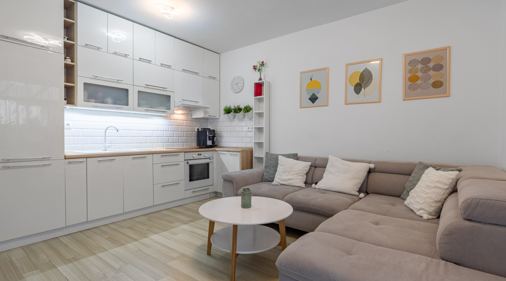 Na predaj 2-izbový byt s predzáhradkou v Dunajskej Lužnej