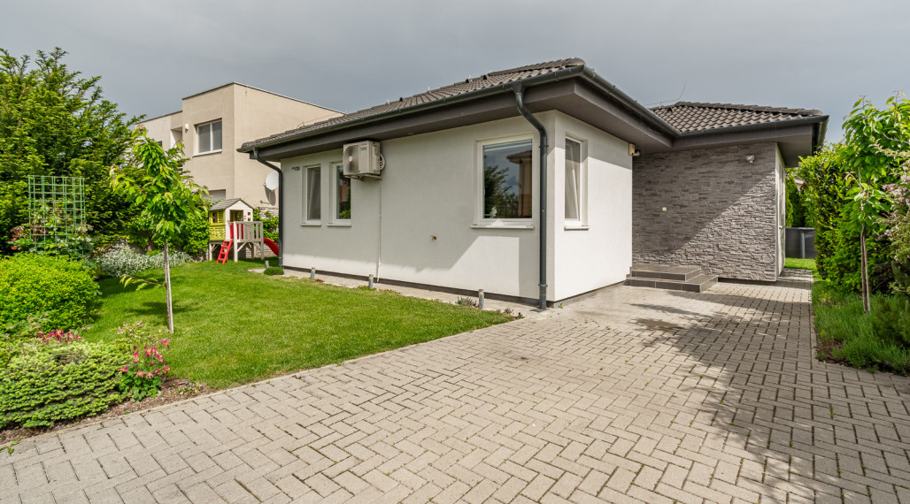 Na predaj 4-izbový rodinný dom s terasou v lokalite Tri vody - Malinovo