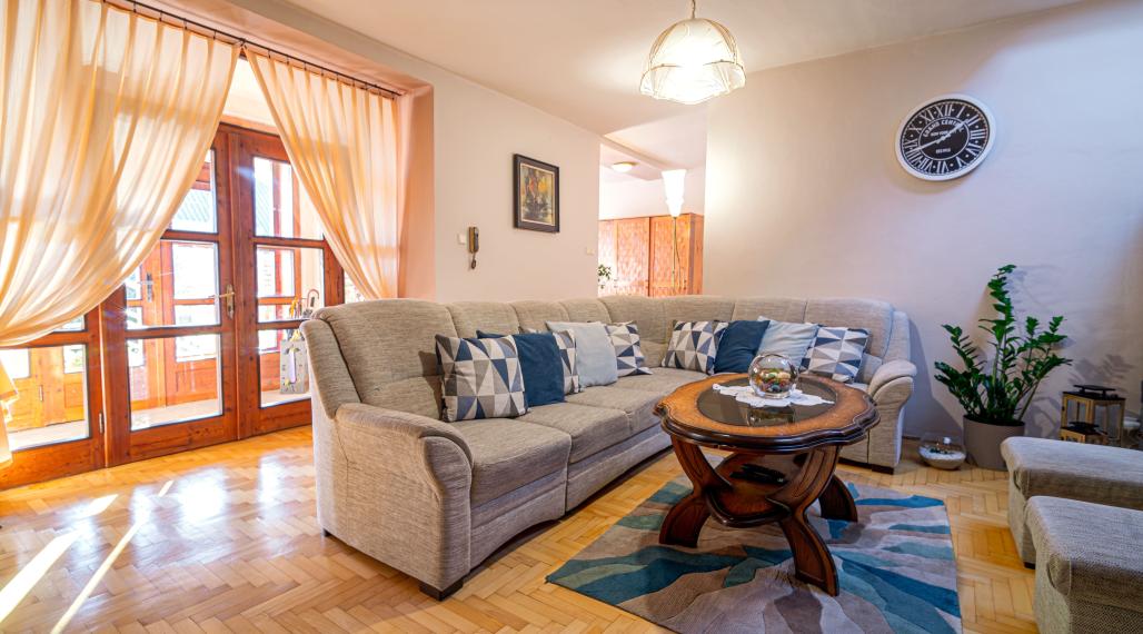 Na predaj dva rodinné domy na jednom pozemku v Krásnohorskom Podhradí