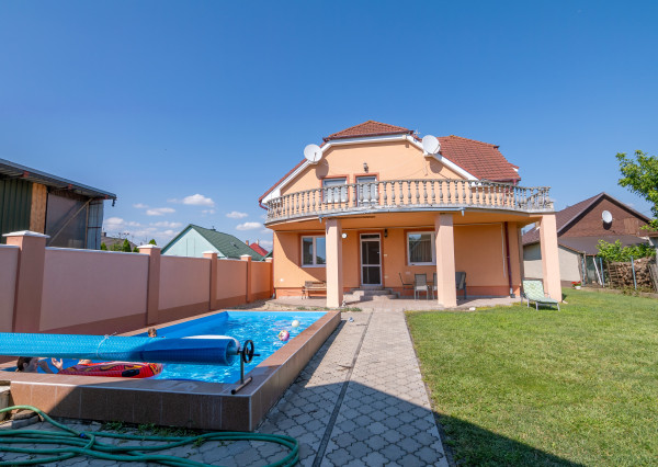 Na predaj dvojgeneračný rodinný dom s bazénom v Gabčíkove