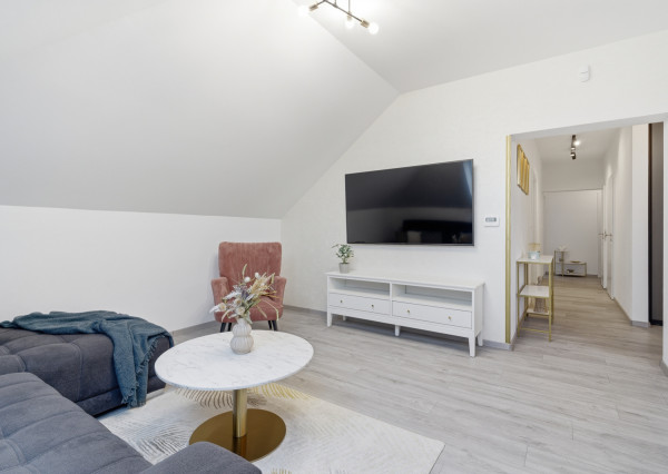 Na predaj veľkorysý 4-izbový byt s parkovacím miestom a garážou v Malinove