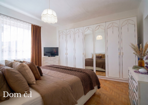 Na predaj dva rodinné domy na jednom pozemku v Krásnohorskom Podhradí