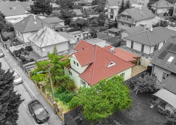 Na predaj priestranný 6-izbový rodinný dom v Senci